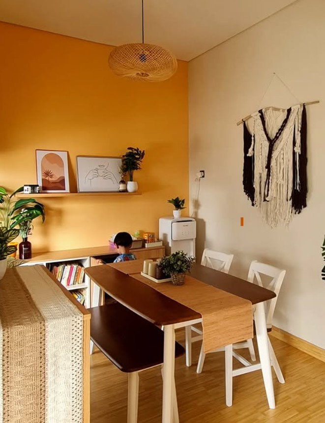 3. Dekorasi Ruang Makan Sederhana dengan Tanaman Hias dan Hiasan Dinding