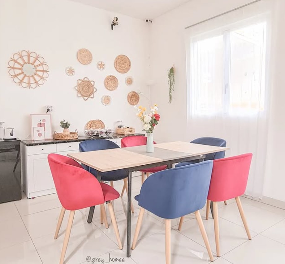 4. Dekorasi Ruang Makan Sederhana Minimalis dengan Kursi Warna-warni