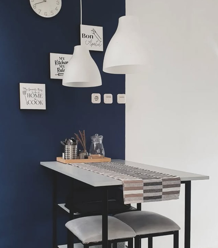 5. Dekorasi Ruang Makan Sederhana Nuansa Navy