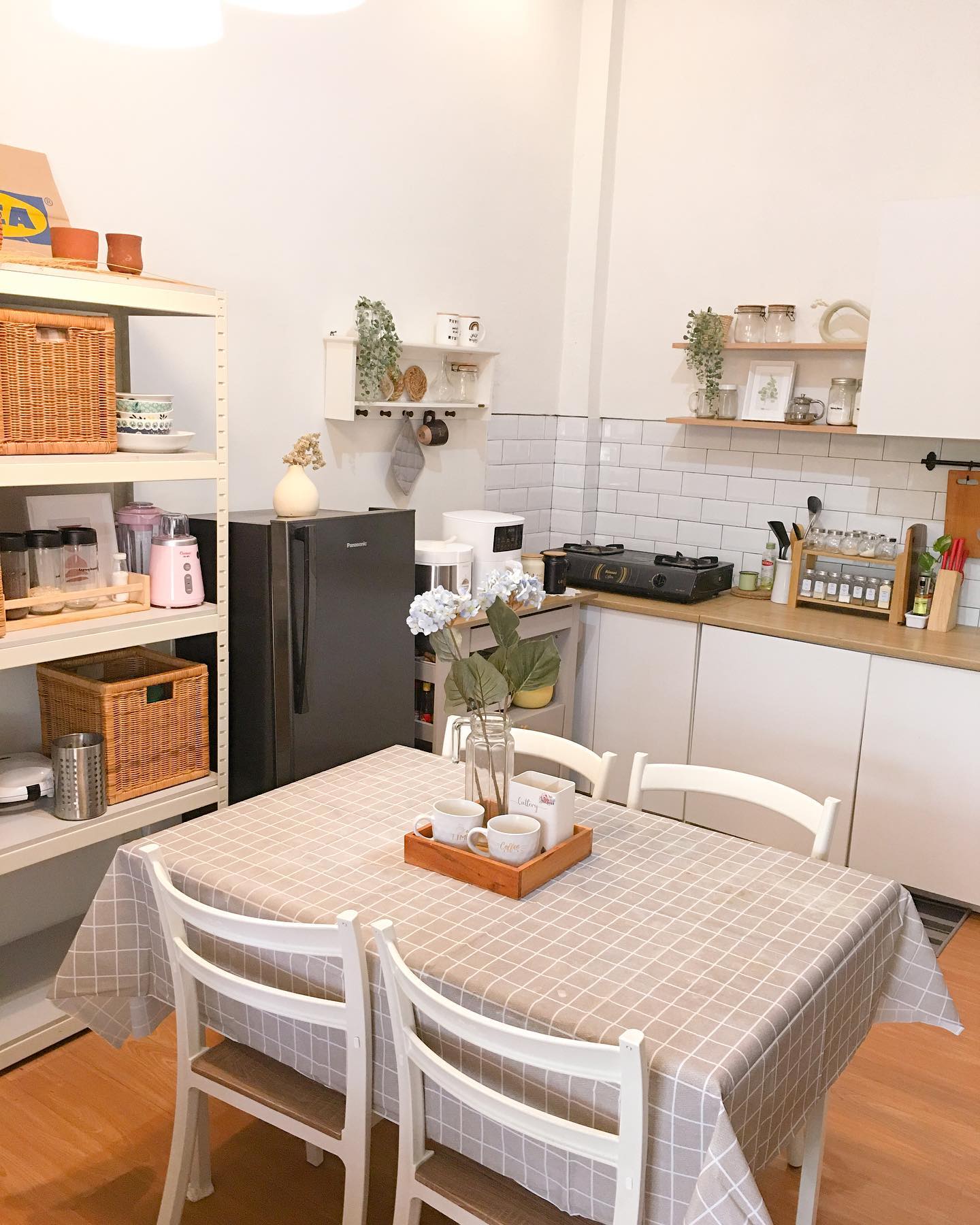 7. Dekorasi Ruang Makan Sederhana Nuansa Kotak-kotak