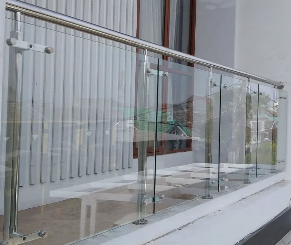 1. Model Balkon Kaca Tempered dengan Stainles
