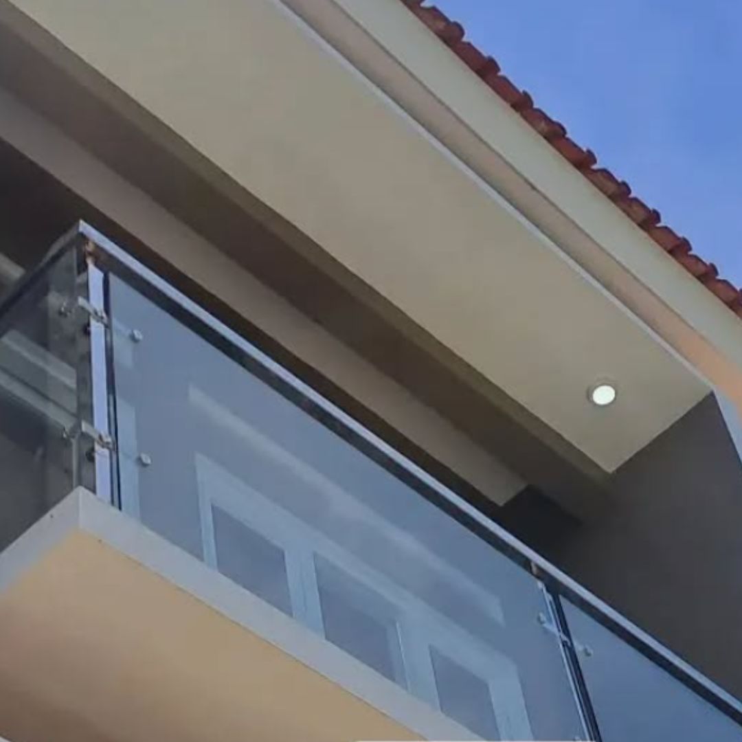 3. Model Balkon Kaca yang Simpel