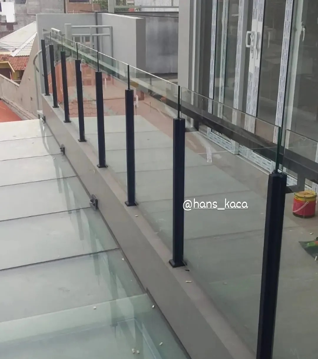 4. Model Balkon Kaca dengan Rangka Besi