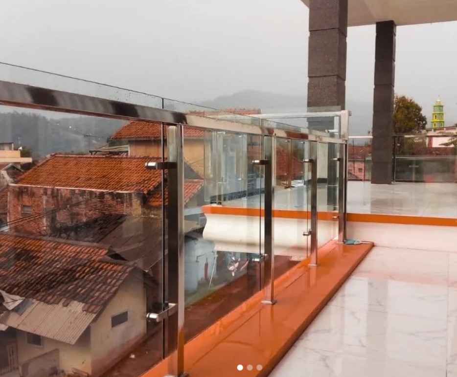 5. Model Balkon Kaca Stainless