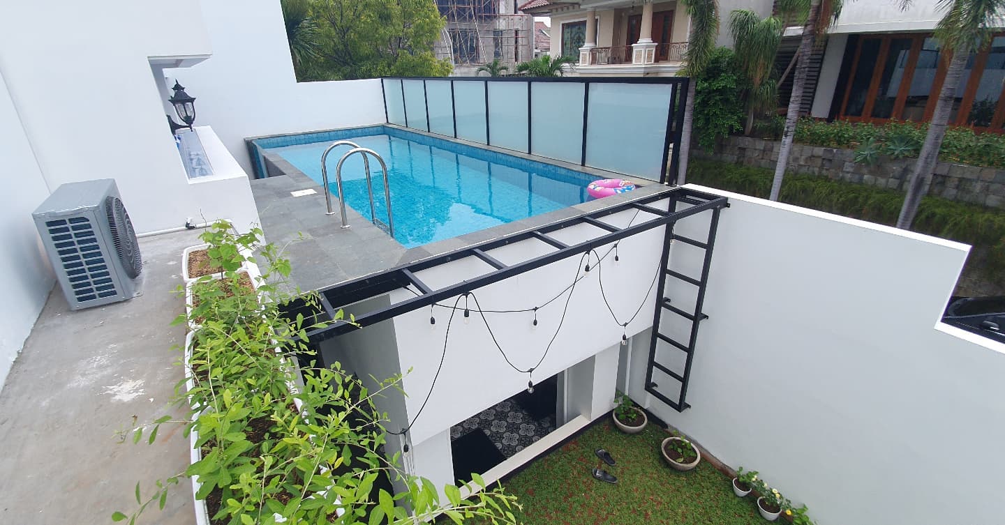 2. Desain Kolam Renang Lantai 2 di Atas Garasi Rumah