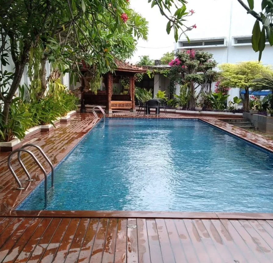 2. Desain Kolam Renang dan Taman dengan Dek Kayu di Rumah