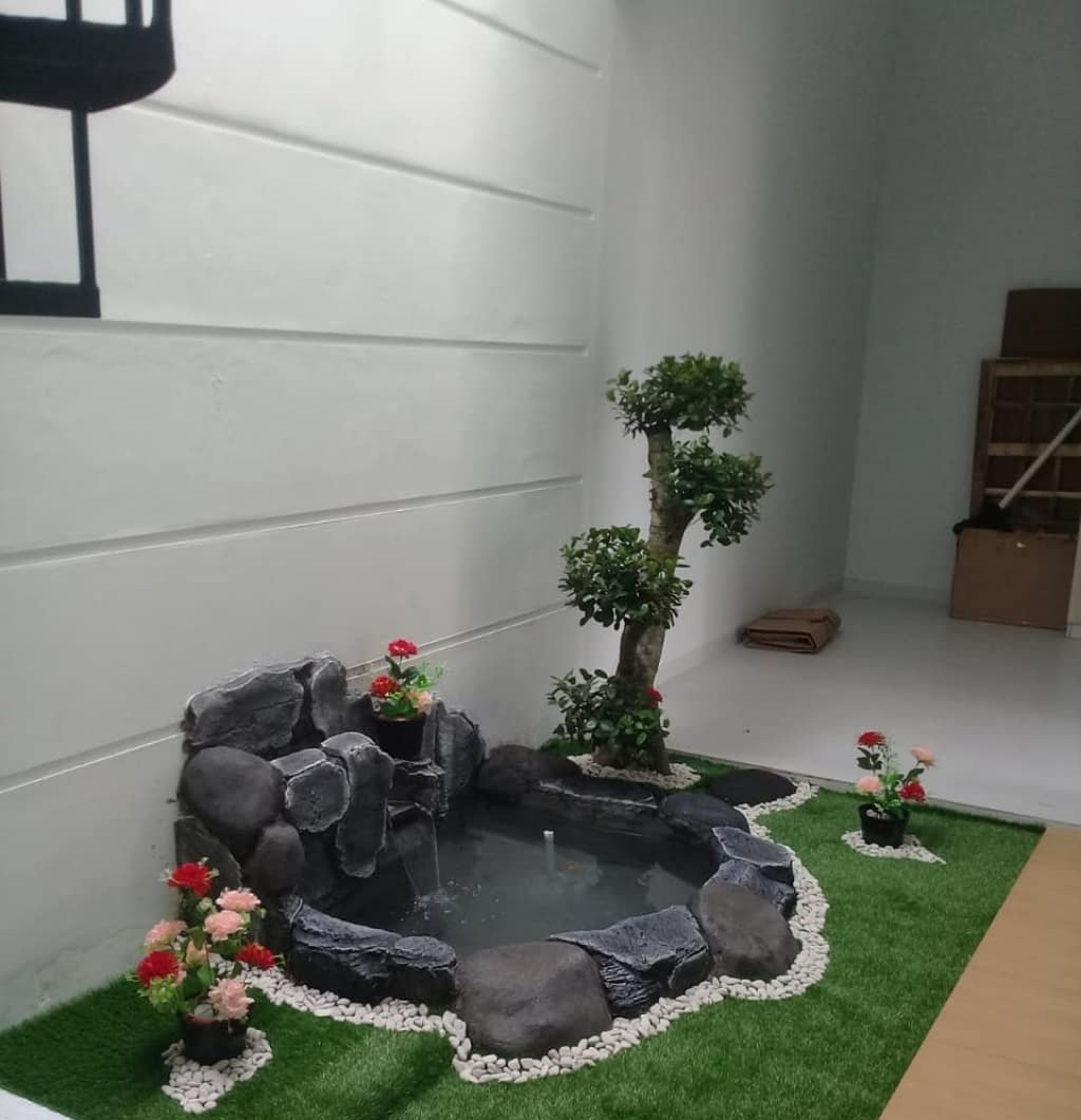 2. Kolam Ikan dalam Rumah dengan Hiasan Taman Kecil