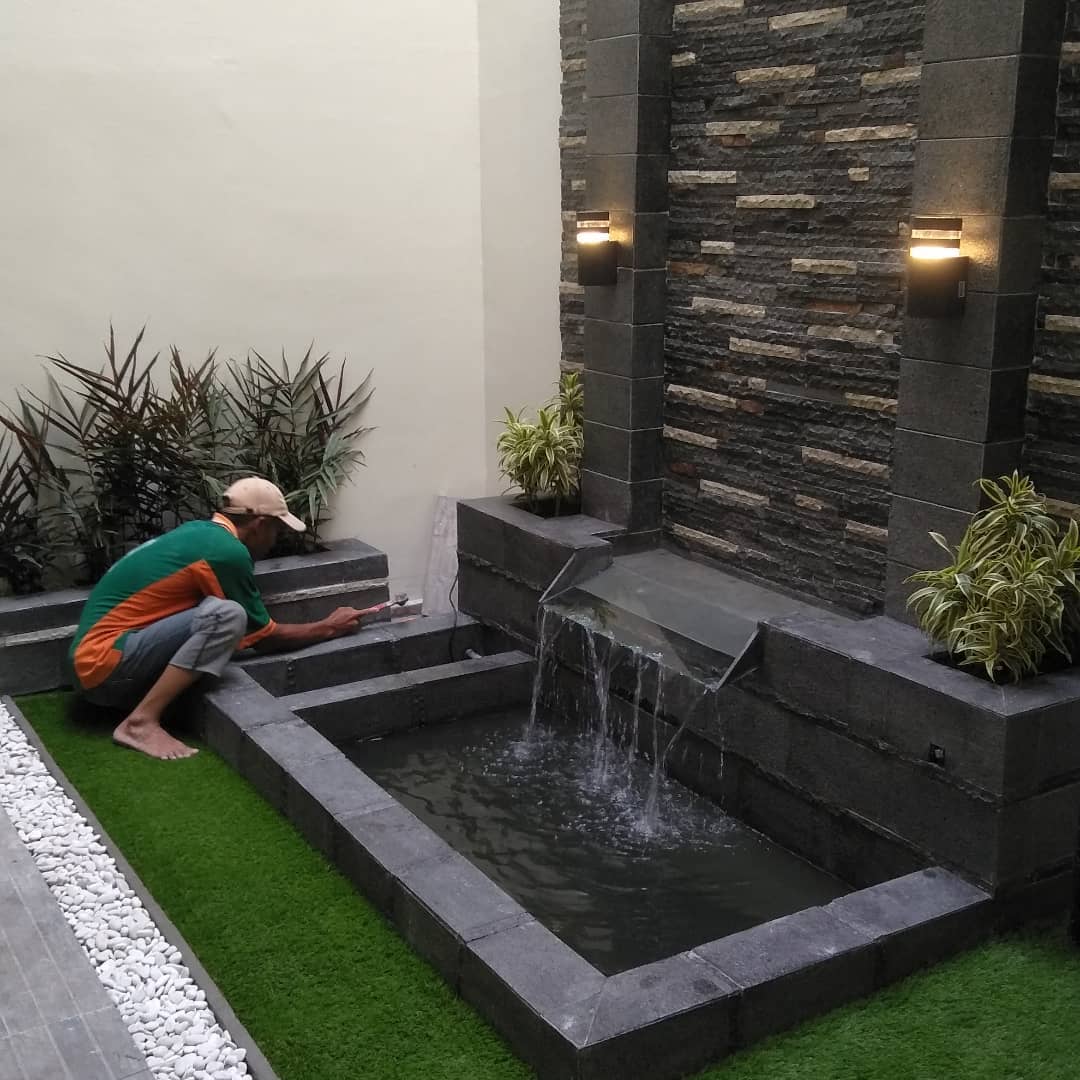 3. Desain Kolam Ikan dalam Rumah yang Dibuat Elegan dengan Batu Alam