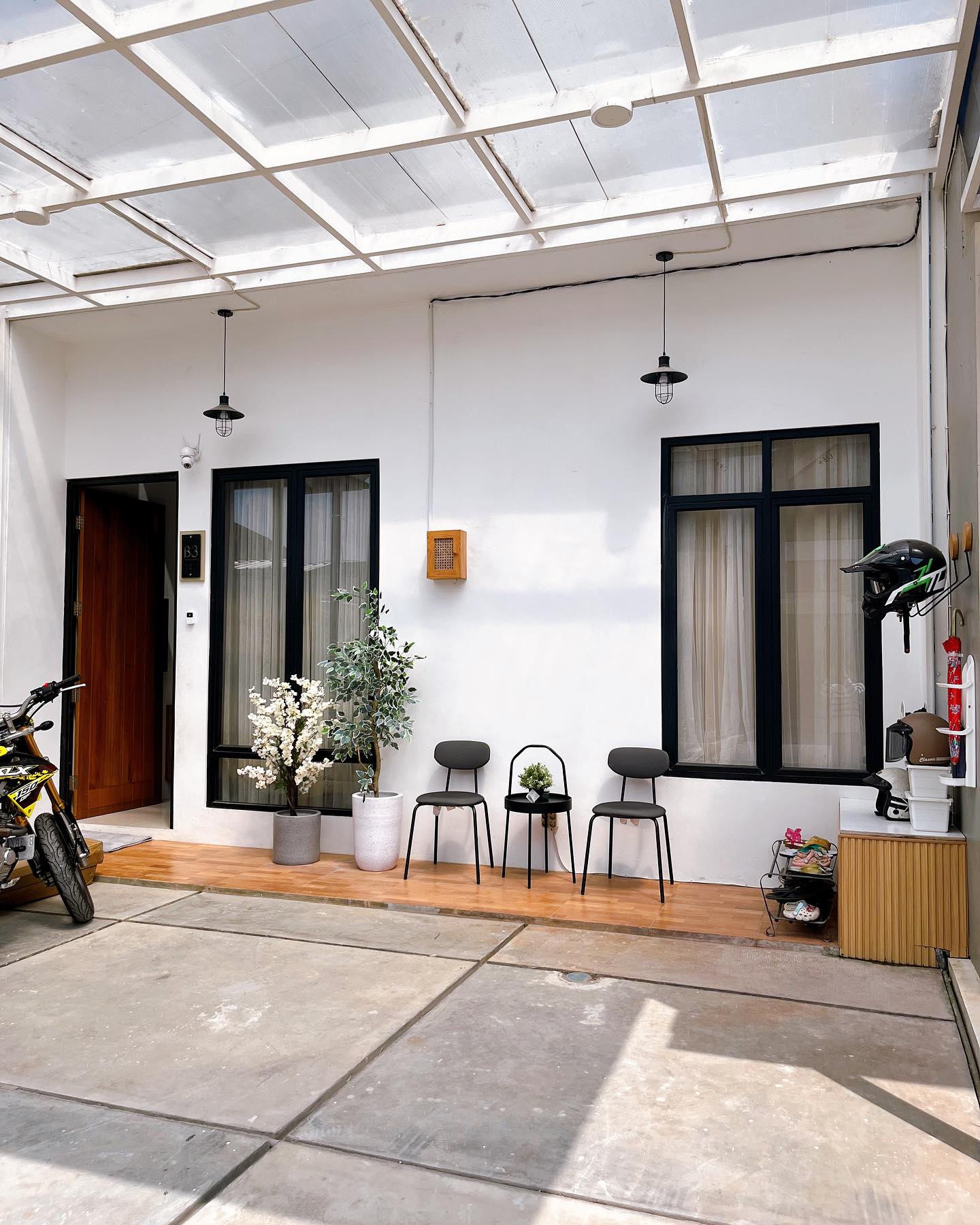 Desain Carport dan Teras dengan Kursi Santai dan Tempat Helm