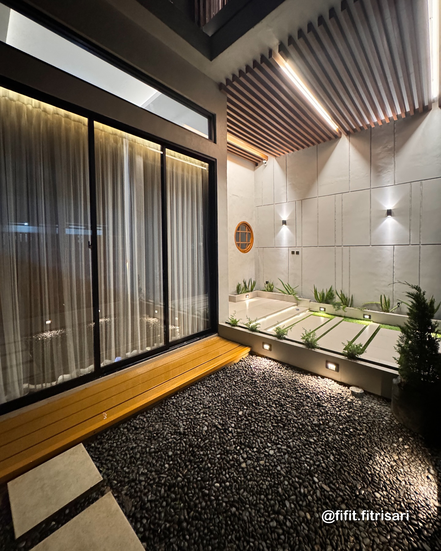 Desain Carport dengan Teras Dek Kayu dan Kerikil