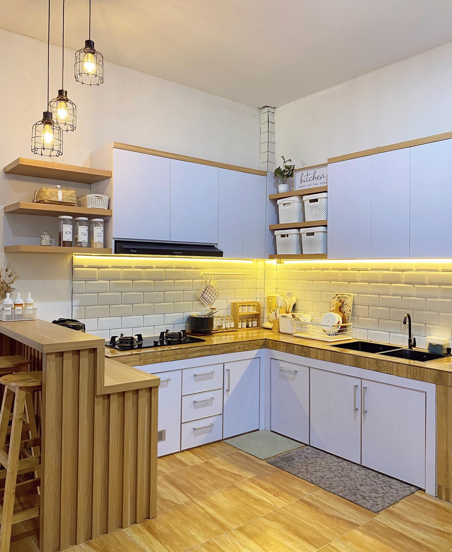 Desain Dapur Minimalis Mini Bar Nuansa Kayu dan Putih