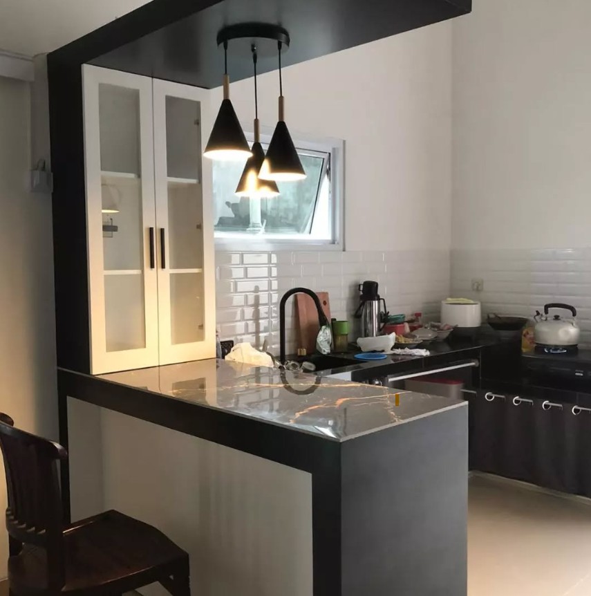 Desain Dapur Minimalis Mini Bar Nuansa Putih dan Hitam