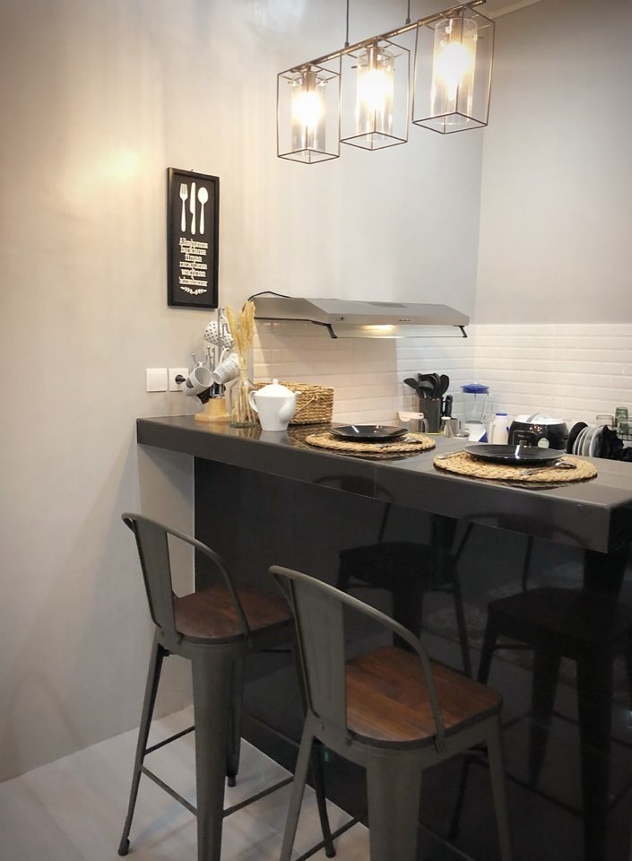 Desain Dapur Minimalis Mini Bar dengan Lampu Hias