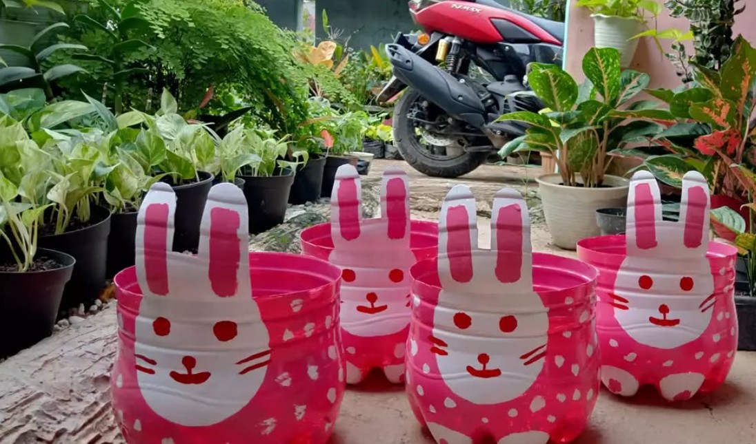 Desain Pot Bunga dari Botol Bekas Nuansa Pink