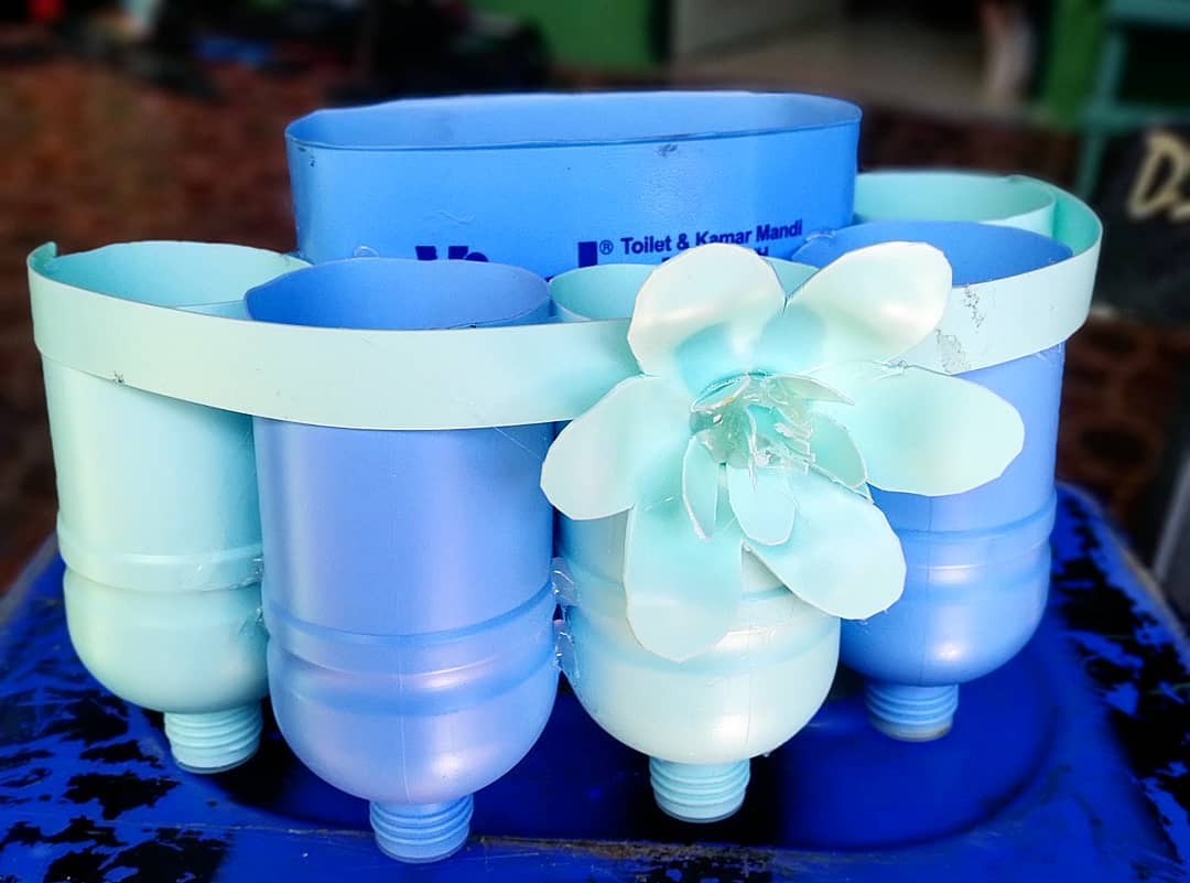 Desain Pot Bunga dari Botol Bekas yang Dibuat Jadi Cantik