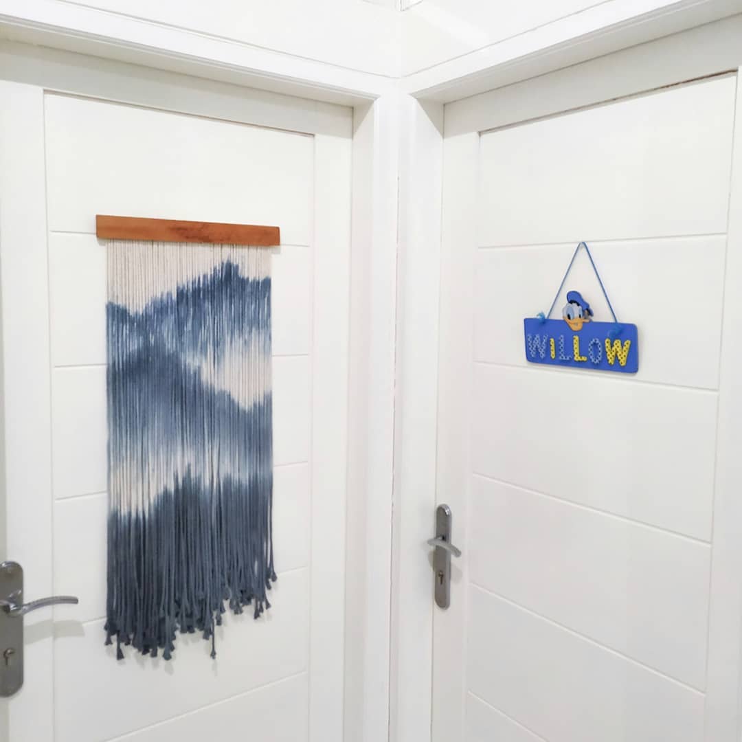 Hiasan Dinding dari Benang Katun dan Kayu Model Jepit