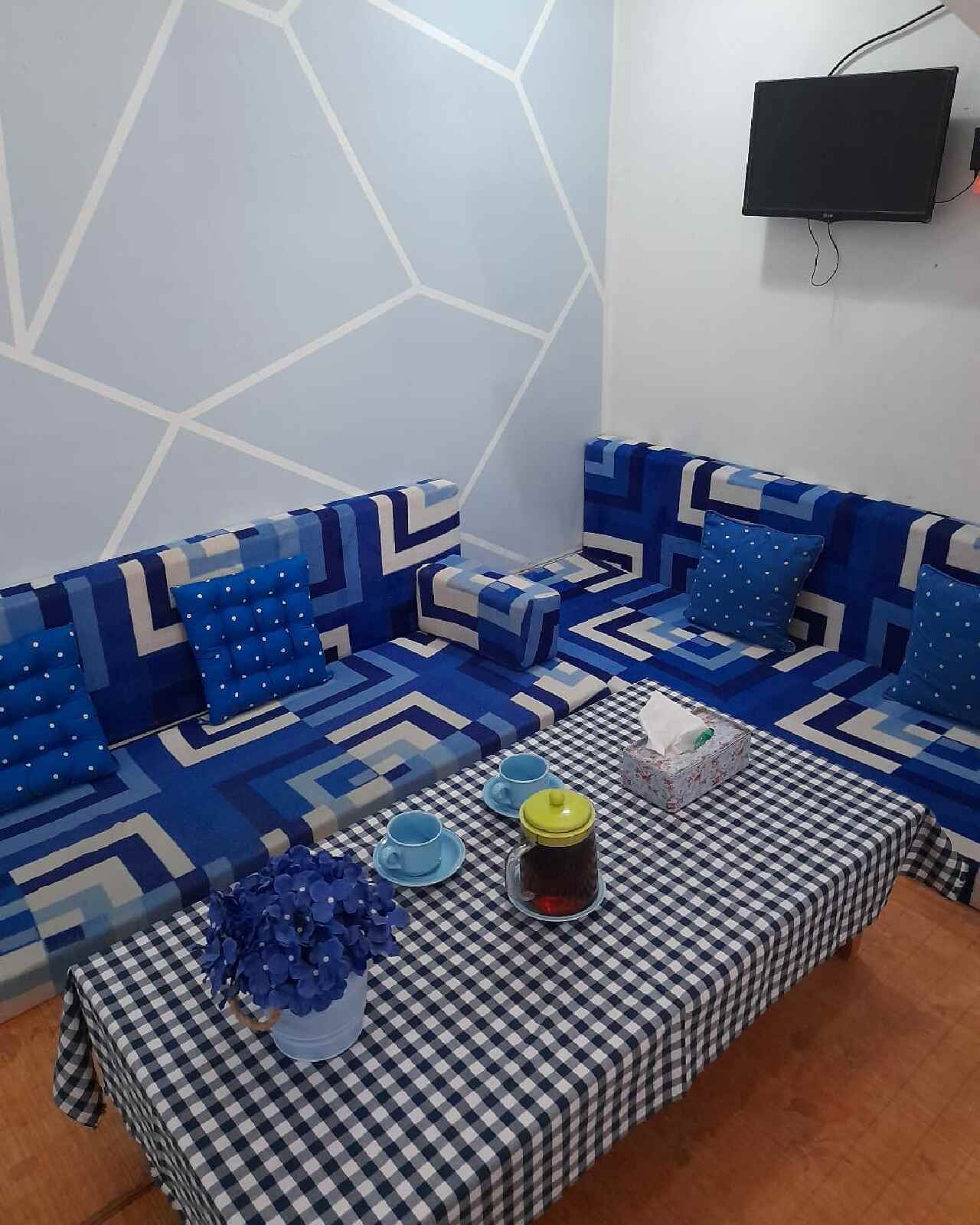 Ide Ruang Makan Lesehan Minimalis Serba Biru