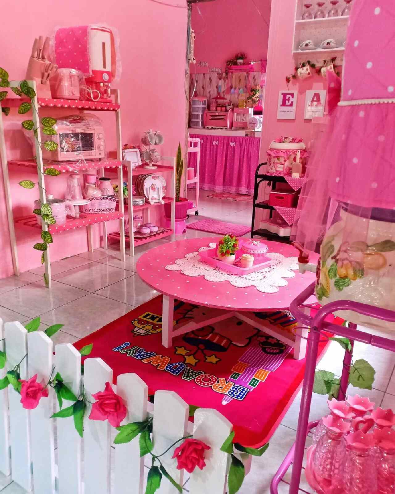 Inspirasi Ruang Makan Lesehan Minimalis Serba Pink