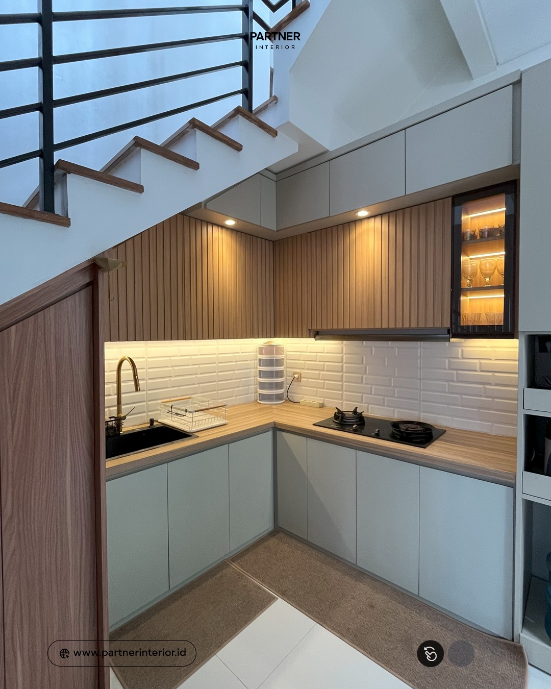 Model Kitchen Set Kayu Terbaru di Bawah Tangga