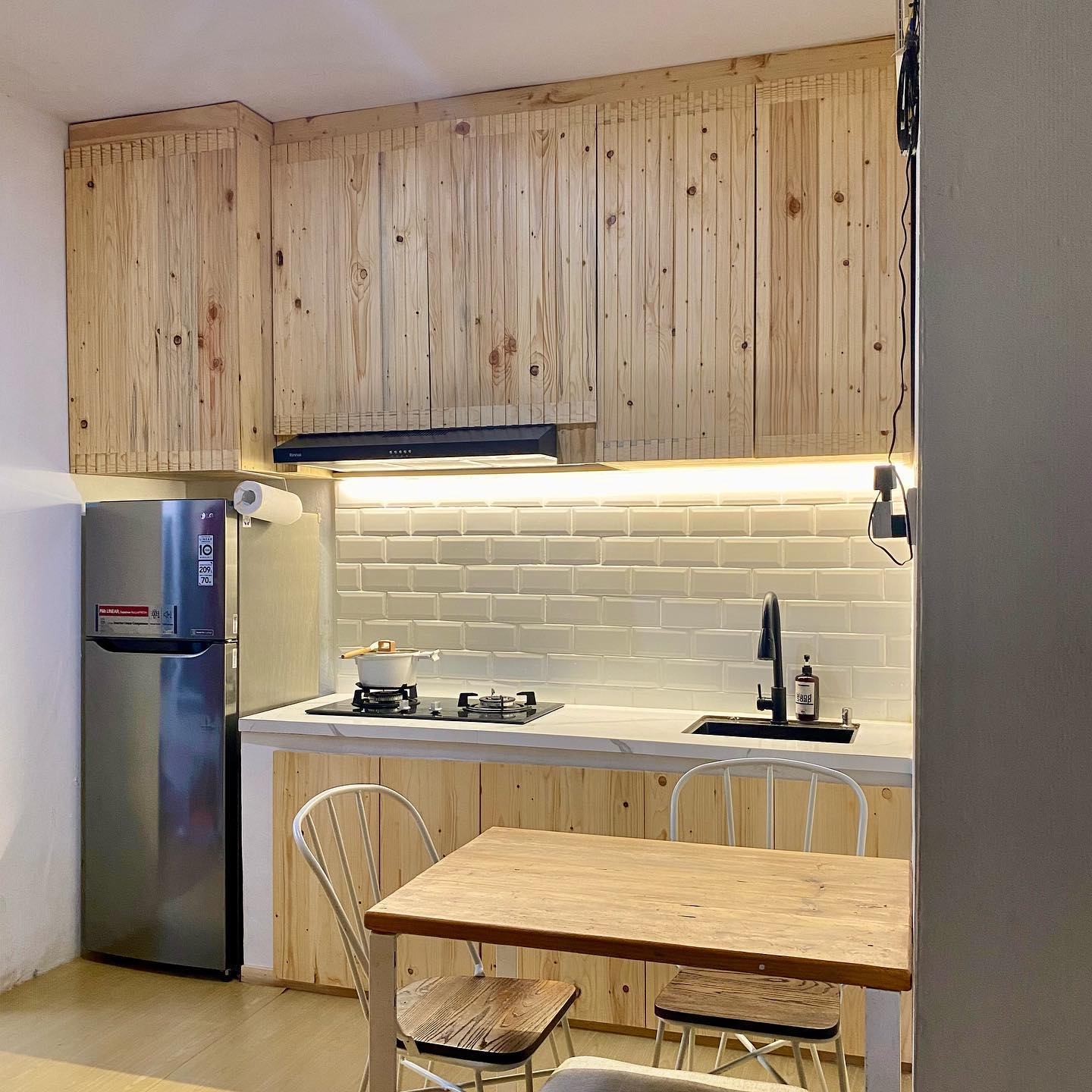 Model Kitchen Set Kayu dengan Aksen LED