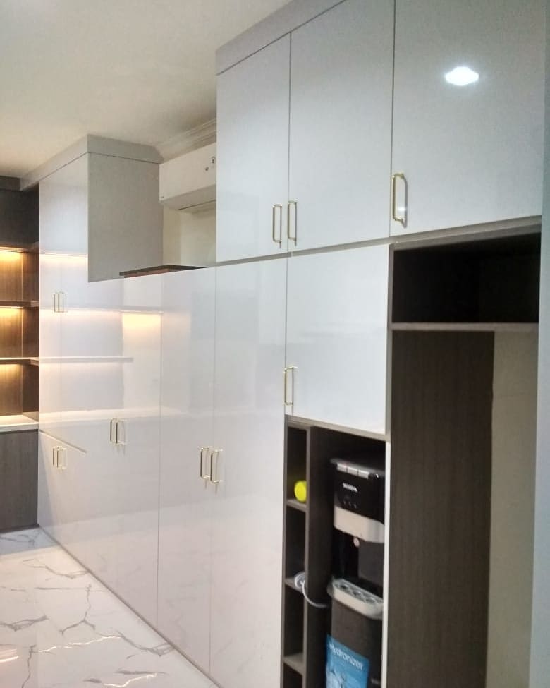 Model Lemari dapur Bernuansa Putih dan Full