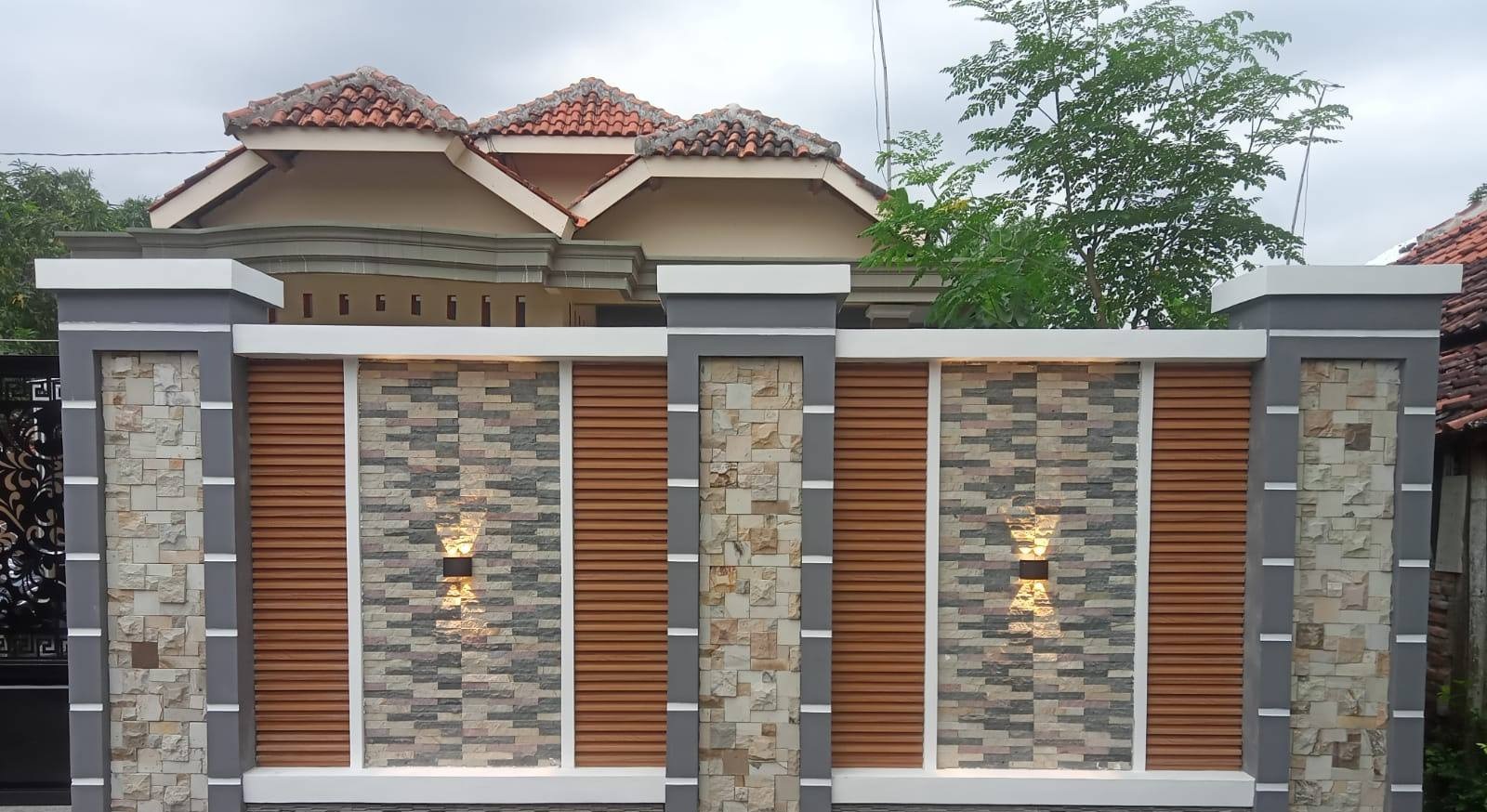 Pagar Halaman Rumah Modern dengan Kombinasi Batu Alam
