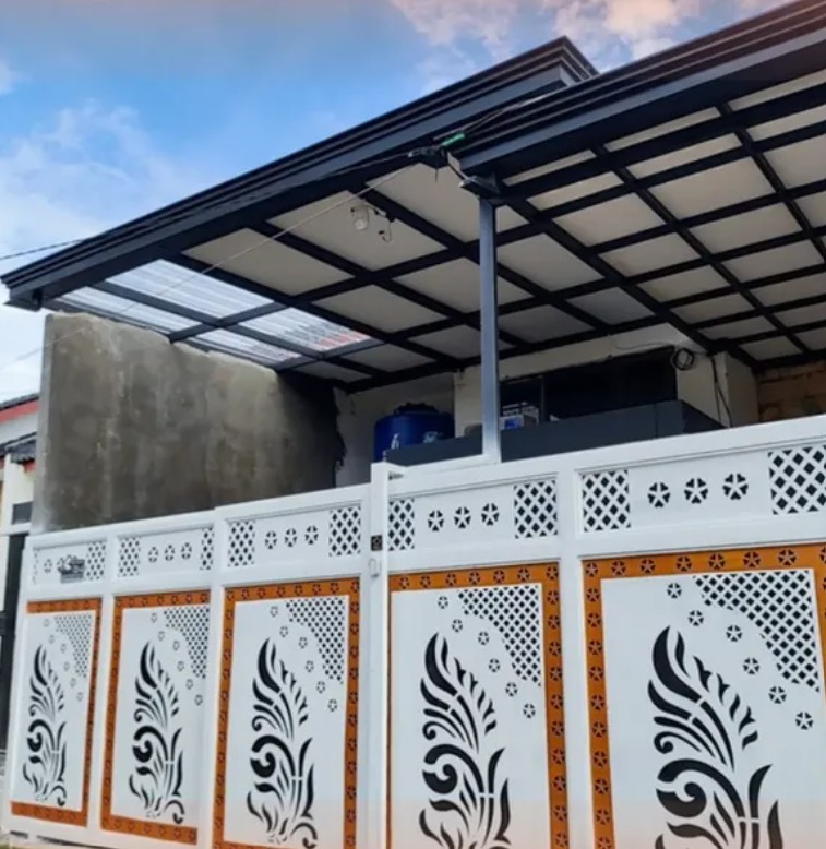 Pagar Halaman Rumah Nuansa Putih dengan Motif