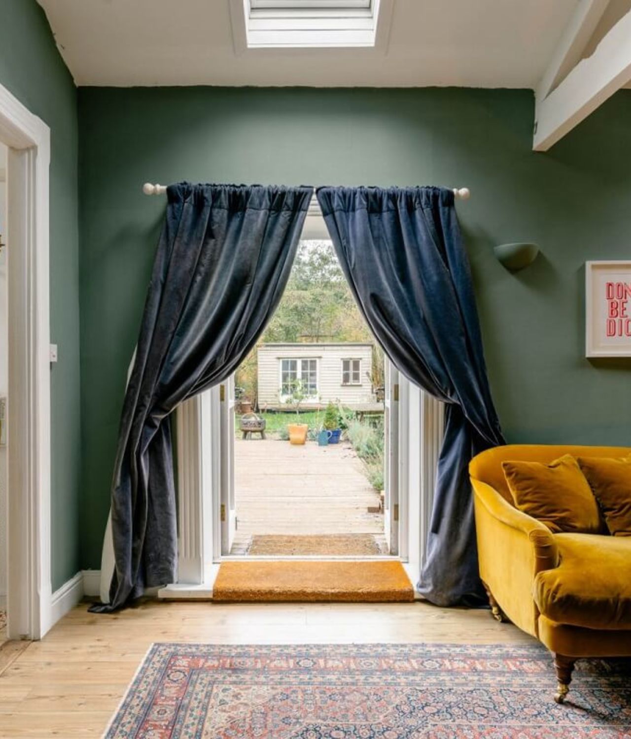 warna gorden biru untuk ruang tamu
