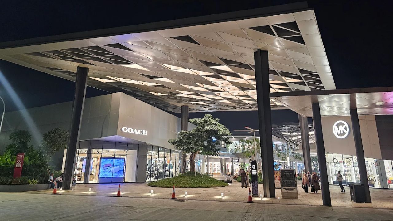 Tampak depan Grand Outlet saat malam hari