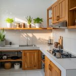 5 Inspirasi Model Lemari Gantung Dapur dari Kayu yang Fungsional dan Estetis