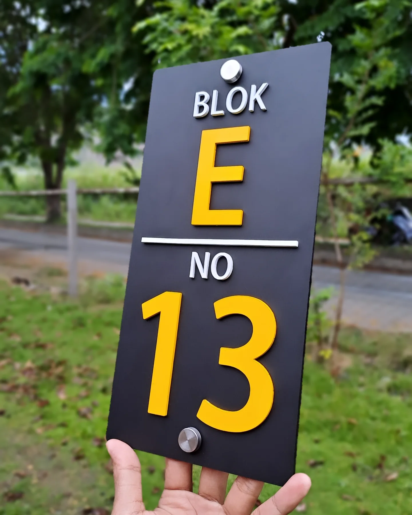 1. Desain Nomor Rumah Vertikal dengan Latar Hitam