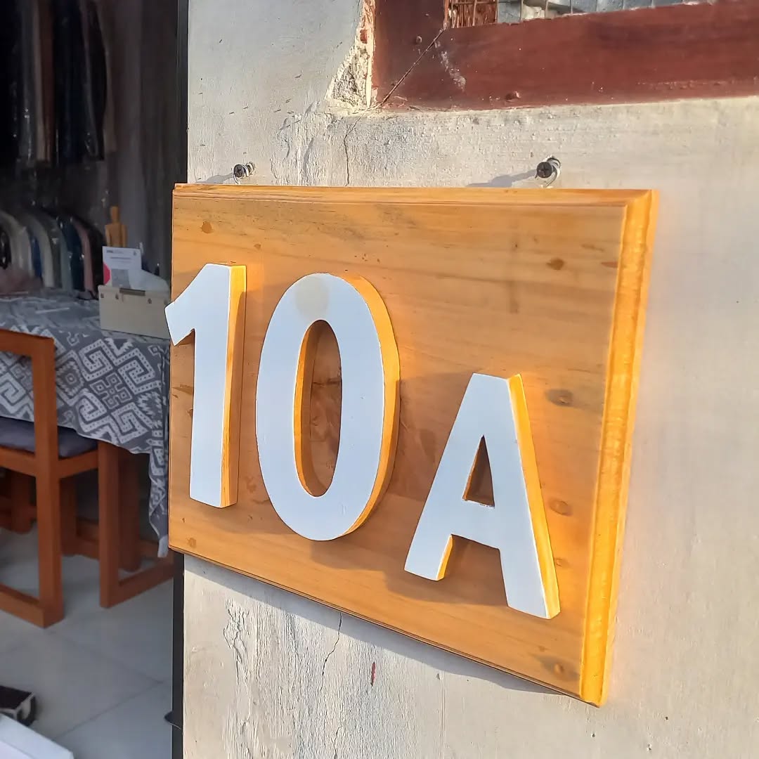 2. Desain Nomor Rumah Kayu Jati Belanda Finishing Duco