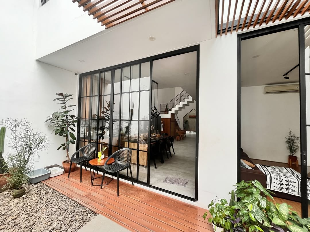 taman dalam rumah dekat ruang keluarga