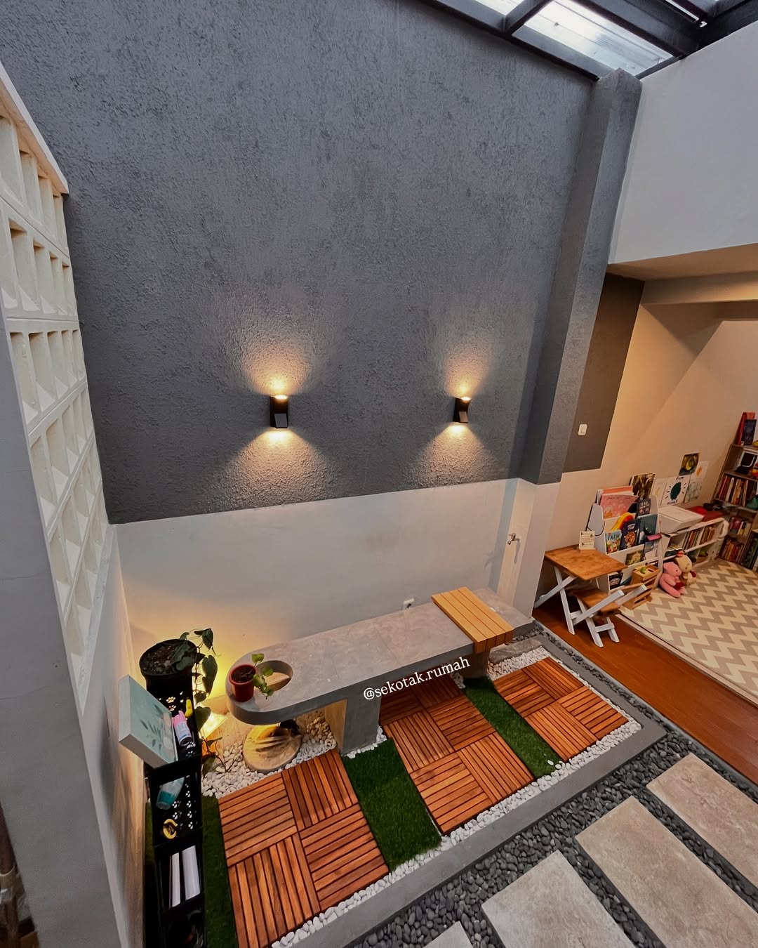 taman dalam rumah dekat ruang keluarga