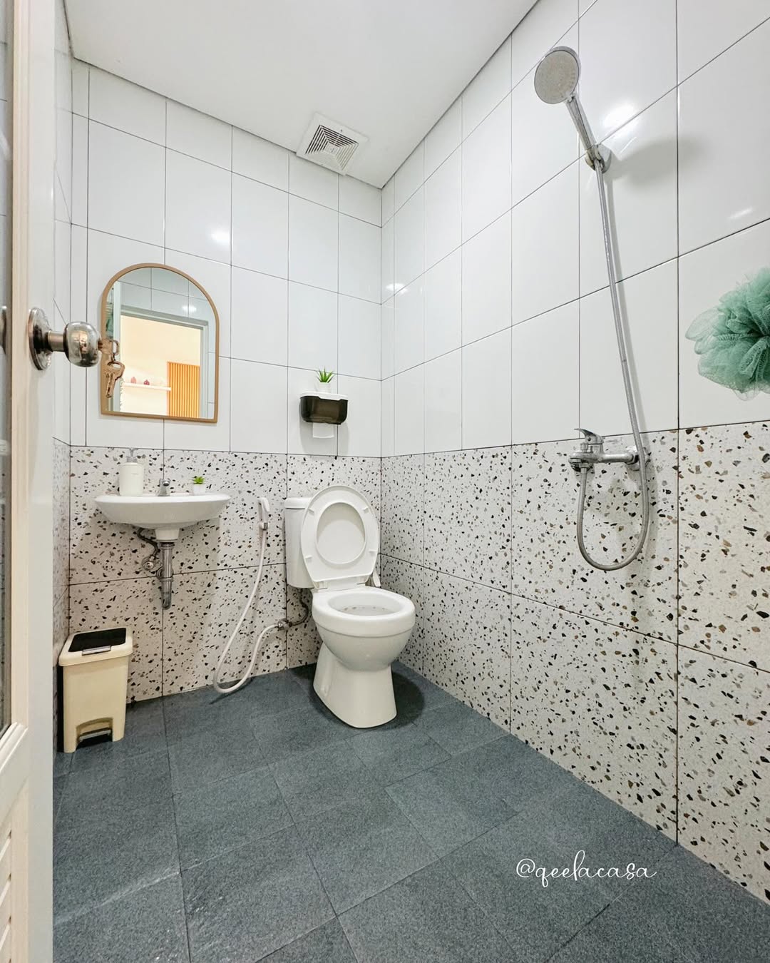 anti licin keramik kamar mandi motif batu