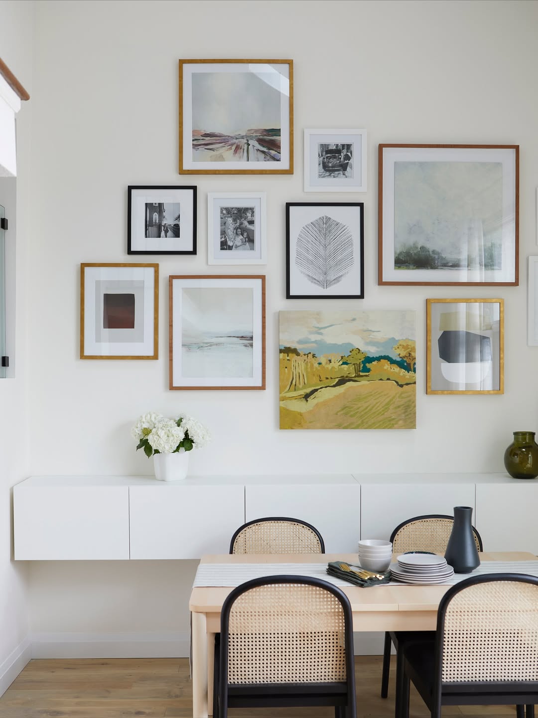 susunan foto di dinding estetik