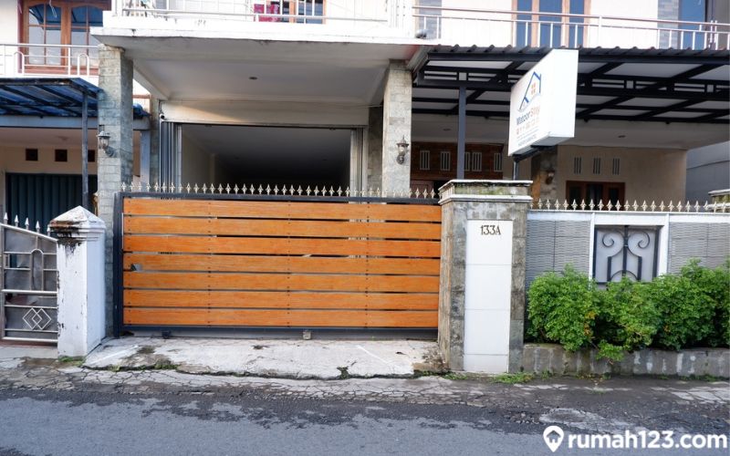 12 Kombinasi Warna Cat Pagar Rumah Paling Aesthetic