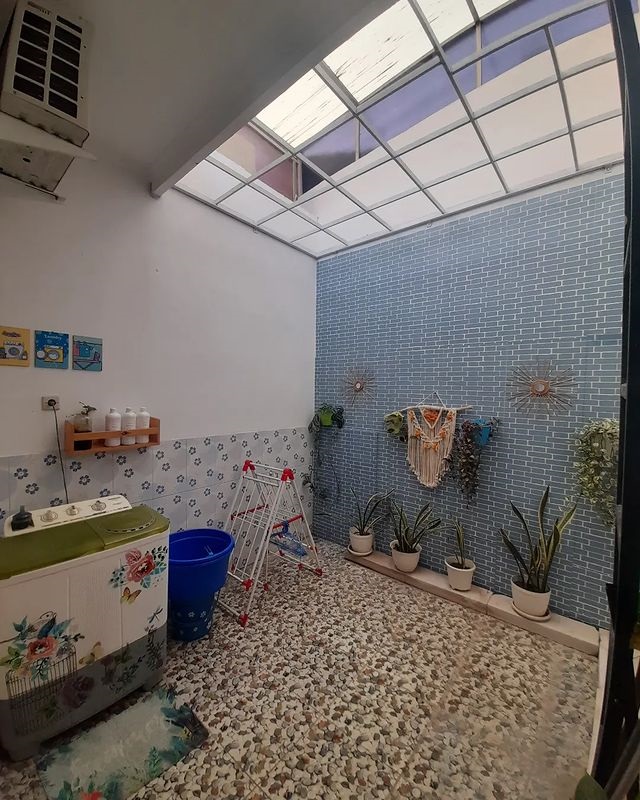Wipe with green motifs