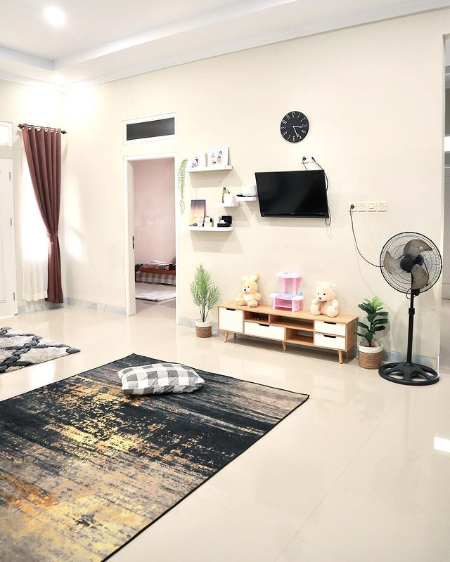 Lesehan center TV room design