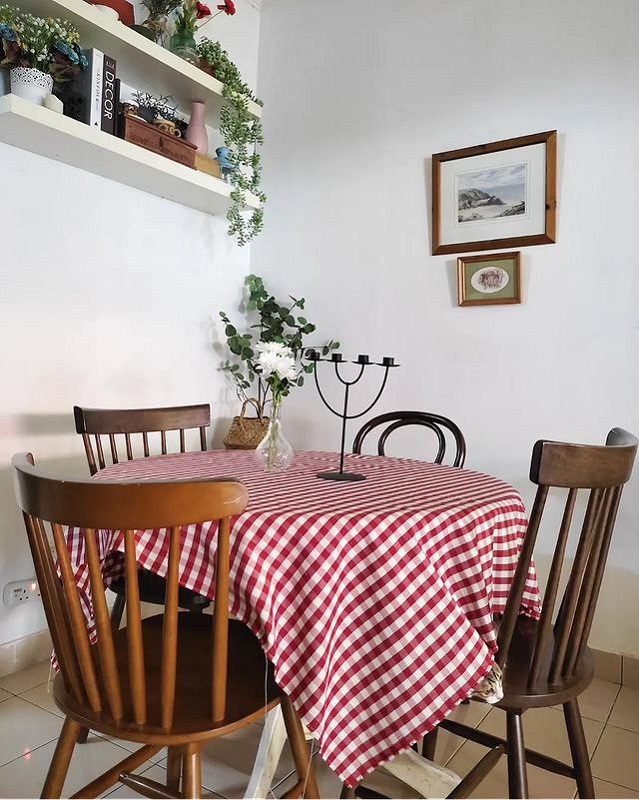 Classic minimalist dining room