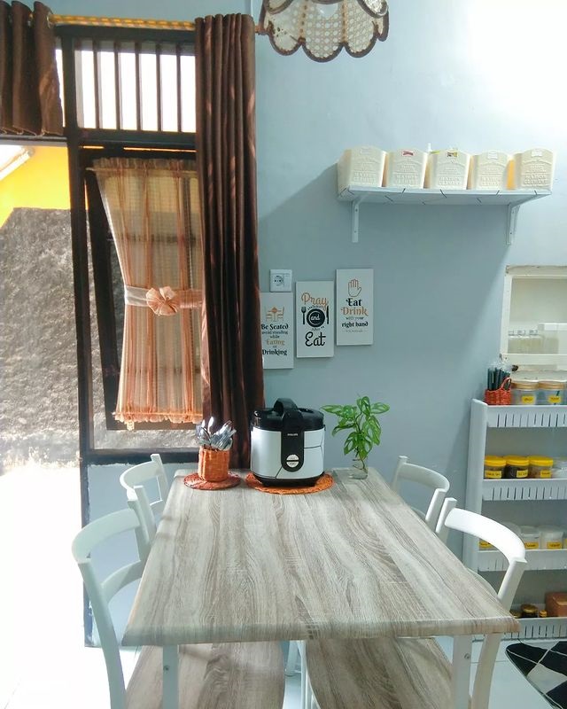 simple comfortable dining table