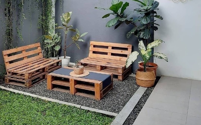 simple minimalist garden design with pallet wood chairs