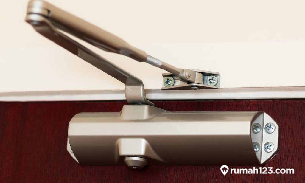 Cara Pasang Door Closer Pintu Kayu Dilengkapi Jenisnya