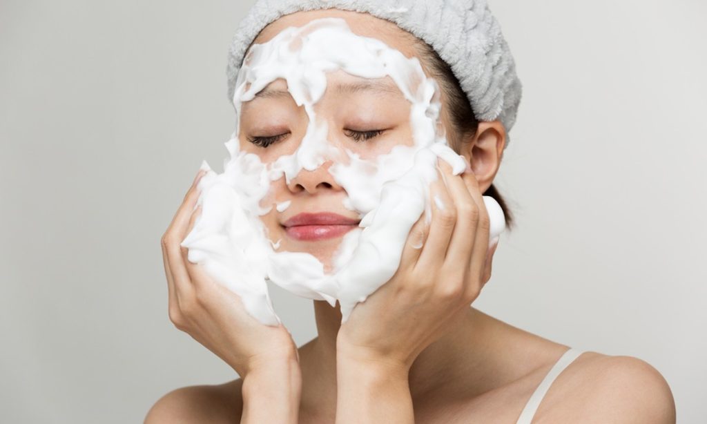 5 Rekomendasi Face Wash untuk Kulit Kering. Ampuh Menghidrasi!