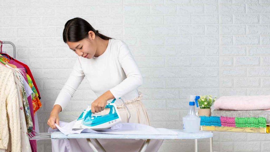 Cara Menggunakan Setrika Uap yang Benar. Begini Langkahnya!