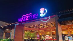 Tampilan depan resto Wizzmie Bandung Sukajadi