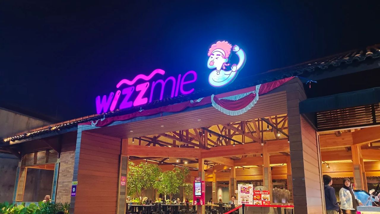 Tampilan depan resto Wizzmie Bandung Sukajadi