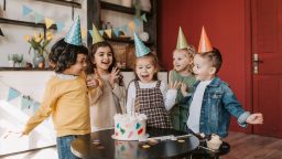 Pesta ulang tahun yang dihadiri anak-anak