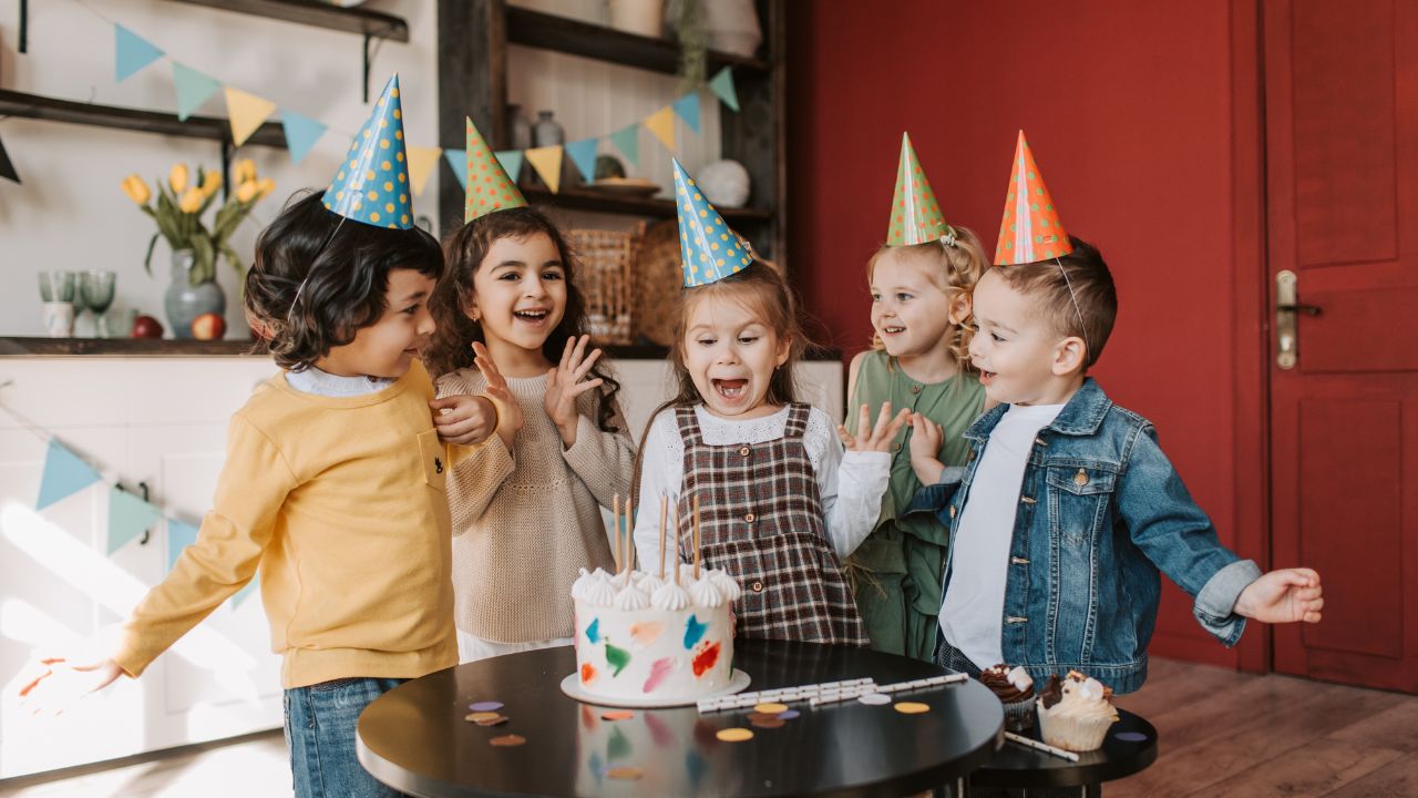 Pesta ulang tahun yang dihadiri anak-anak