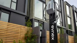 cara charge mobil listrik di rumah